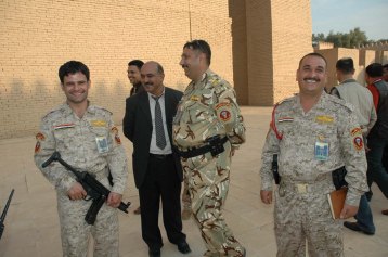 Militares iraquíes en las puertas del Museo de Babilonia